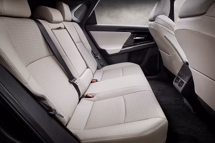 Bên trong xe, Toyota bZ4X được trang bị nội thất đậm chất tương lai với vô lăng hình bán chữ nhật (yoke) theo phong cách xe đua, kết hợp với hệ thống lái điện tử. Theo hãng Toyota, vô lăng này giúp người lái không cần phải di chuyển tay khi ôm cua hay quay đầu. Nằm trên cao, sau vô lăng, là bảng đồng hồ kỹ thuật số. Tiếp đến là cụm điều khiển trung tâm được thiết kế theo phong cách thác nước, đi kèm màn hình thông tin giải trí nằm độc lập trên mặt táp-lô và núm xoay chuyển số. 