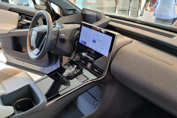 Tiếp đến là cụm đèn pha hình thang với 4 bóng LED vuông vắn, nằm bên dưới dải đèn LED định vị ban ngày hình chữ "L". Cụm đèn pha được tích hợp vào chắn bùn trước màu đen bóng. Vòng sang bên sườn, chúng ta sẽ thấy những đường dập gân sắc sảo, chắn bùn sau nổi bật và ốp màu đen bóng xung quanh hốc bánh. Các cột và nóc của Toyota bZ4X cũng được sơn màu đen bóng.