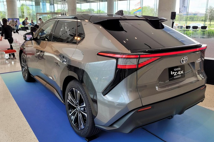 Đồng thời, hãng Toyota cũng hứa hẹn rằng bZ4X sẽ có khả năng tiết kiệm nhiên liệu hàng đầu phân khúc, phạm vi hoạt động "cạnh tranh" và cụm pin vừa dùng được lâu vừa đáng tin cậy. Dự kiến, Toyota bZ4X bản thương mại sẽ được công bố thông tin vào cuối năm nay. Đây là một phần trong kế hoạch điện hóa 70% dòng sản phẩm của Toyota vào năm 2025. Từ nay đến lúc đó, hãng Toyota sẽ tung ra tổng cộng 15 ô tô điện mới, bao gồm 7 mẫu xe mang thương hiệu bZ.