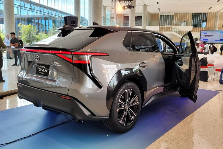 Hãng Toyota khẳng định cơ sở gầm bệ e-TNGA mới sẽ giúp bZ4X có chiều dài cơ sở lớn, mang đến khoảng duỗi chân ở hàng ghế sau rộng như SUV cỡ D. Hiện hãng Toyota chưa công bố thông số của mô-tơ điện dùng cho bZ4X. Chỉ biết rằng, mẫu xe này có mô-tơ điện trên cả cầu trước lẫn cầu sau, mang đến hệ dẫn động 4 bánh toàn thời gian cho xe. Vì được Toyota phát triển cùng với Subaru nên bZ4X hứa hẹn có "khả năng off-road đích thực", khác hoàn toàn với những đối thủ cùng phân khúc.