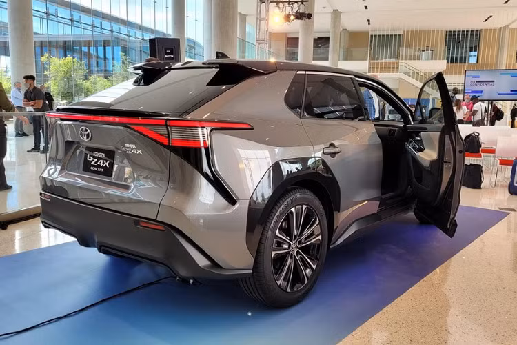 Hãng Toyota khẳng định cơ sở gầm bệ e-TNGA mới sẽ giúp bZ4X có chiều dài cơ sở lớn, mang đến khoảng duỗi chân ở hàng ghế sau rộng như SUV cỡ D. Hiện hãng Toyota chưa công bố thông số của mô-tơ điện dùng cho bZ4X. Chỉ biết rằng, mẫu xe này có mô-tơ điện trên cả cầu trước lẫn cầu sau, mang đến hệ dẫn động 4 bánh toàn thời gian cho xe. Vì được Toyota phát triển cùng với Subaru nên bZ4X hứa hẹn có "khả năng off-road đích thực", khác hoàn toàn với những đối thủ cùng phân khúc.
