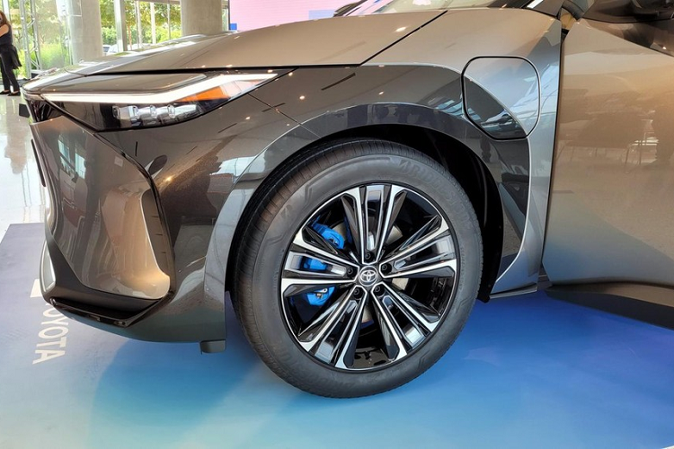 Được phát triển dựa trên cơ sở gầm bệ e-TNGA mới dành riêng cho xe điện, Toyota bZ4X chạy điện có kích thước tương đương với RAV4. Tuy nhiên, so với RAV4, Toyota bZ4X sở hữu thiết kế ngoại thất góc cạnh và khí động lực học hơn.