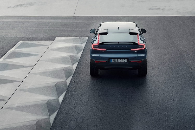 So với chiếc XC40 chạy điện, C40 có thiết kế gọn gàng và thể thao hơn với kiểu mui xe thấp lai coupe. C40 còn có cánh gió sau mui phong cách máy bay chiến đấu và cánh gió truyền thống ở đuôi xe. Cụm đèn hậu thiết kế quen thuộc nhưng được kéo dài lên tận mui xe tạo cảm giác thể thao.