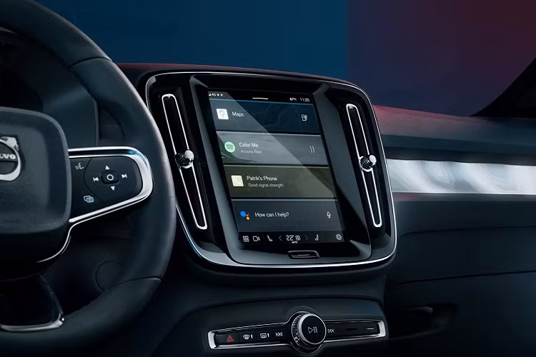 Tương tự XC40 Recharge, C40 có hệ thống thông tin giải trí dựa trên nền tảng Android. Chủ xe có thể truy cập phần lớn dịch vụ và tiện ích của Google cũng như các ứng dụng xây dựng cho hệ điều hành Android trên Google Play. Chiếc SUV điện này còn có kho lưu trữ không giới hạn trên Google Drive.