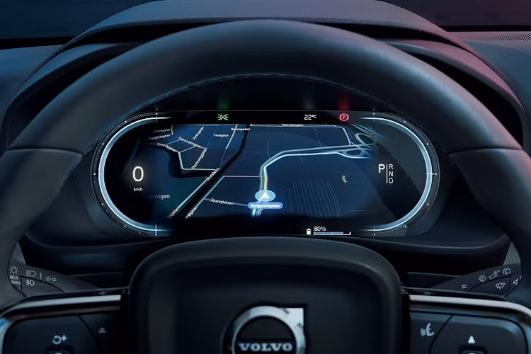 C40 còn sử dụng chung gói pin lithium-ion 78 kWh của XC40 Recharge nhưng phạm vi hoạt động tăng 20 km, lên 420 km với một lần sạc đầy. Với bộ sạc AC Type 2 11 kW, gói pin này cần 7,5 giờ để sạc đầy. Nếu sử dụng bộ sạc nhanh DC 150 kW, pin có thể đạt 80% dung lượng sau 40 phút