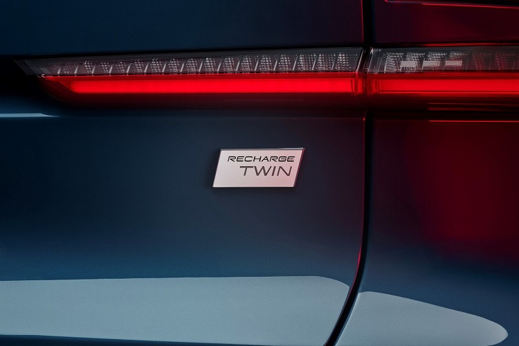 Volvo trang bị cho C40 hệ truyền động tương tự XC40 Recharge nhưng không công bố thông số chi tiết. Trên XC40 Recharge, 2 động cơ điện đặt trên 2 trục cho ra tổng công suất 402 mã lực và mô-men xoắn 660 Nm. Xe có khả năng tăng tốc 0-100 km/h trong vòng 5 giây, tốc độ tối đa 180 km/h.