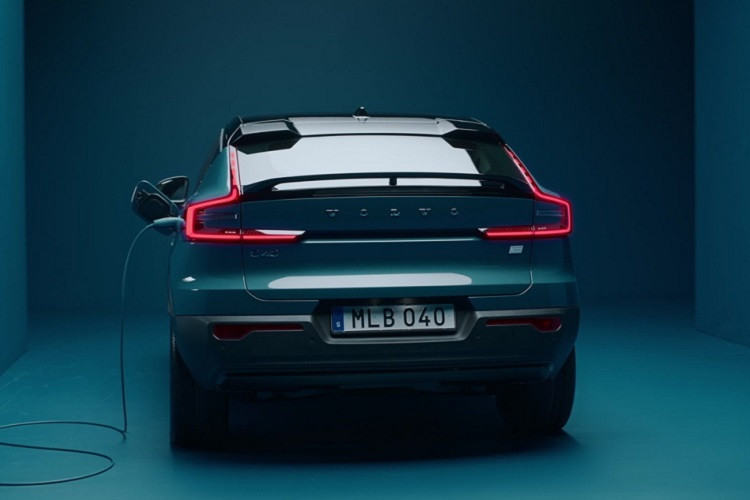 Kiểu dáng tổng thể khá giống với XC40 nhưng Volvo C40 hoàn toàn mới vẫn có nét thiết kế riêng. Nổi bật là phần đầu xe. Khu vực lưới tản nhiệt truyền thống nay được thay bằng một mặt phẳng với khe hở bên dưới. Khe hở này vừa giúp làm mát động cơ điện vừa tăng tính khí động học cho xe.