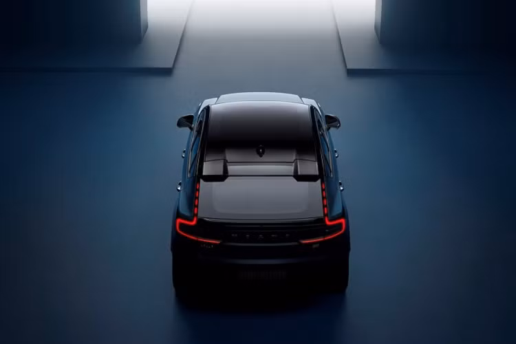 Giám đốc công nghệ Volvo Henrik Green cho biết: "C40 Recharge đại diện cho tương lai của Volvo và cho thấy hướng đi của hãng. C40 hoạt động hoàn toàn bằng điện, sử dụng các dịch vụ được cung cấp trực tuyến hay thậm chí có thể mua xe trực tuyến một cách nhanh chóng". C40 Recharge sẽ đi vào sản xuất trong quý III năm nay, song song với XC40 Recharge tại nhà máy của Volvo ở Ghent, Bỉ. Mức giá xe Volvo C40 chưa được công bố.