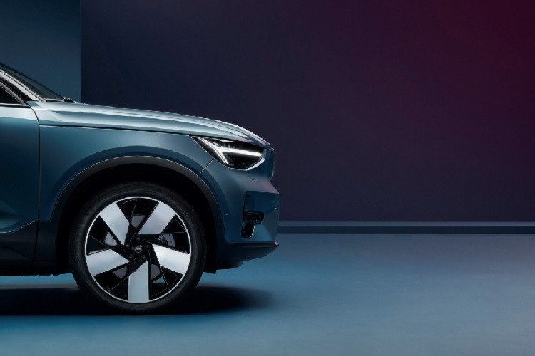 C40 được trang bị bộ mâm 20 inch 5 chấu to bản kiểu cánh quạt. Theo nhà sản xuất, bộ mâm này được tối ưu khả năng khí động học. Bọc bên ngoài là bộ lốp 255/40.