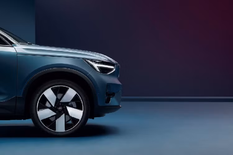 C40 được trang bị bộ mâm 20 inch 5 chấu to bản kiểu cánh quạt. Theo nhà sản xuất, bộ mâm này được tối ưu khả năng khí động học. Bọc bên ngoài là bộ lốp 255/40.