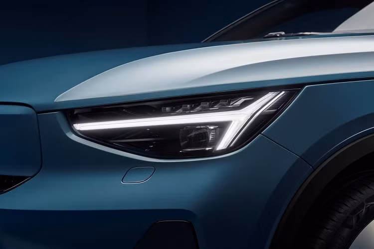 C40 có cụm đèn trước được thiết kế chếch lên trên, gồm đèn daylight Thor Hammer quen thuộc và cụm đèn chính kiểu đa điểm. Thiết kế này giúp chiếc C40 trông dữ tợn hơn XC40 Recharge.