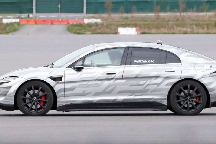 Sức mạnh này cho phép xe tăng tốc từ 0 - 100 km/h chỉ trong 4,8 giây, trước khi có thể đạt được tốc độ cực đại 240 km/h. Vision-S sử dụng hệ thống treo khí nén kết hợp tay đòn kép cho cả phía trước và phía sau. 