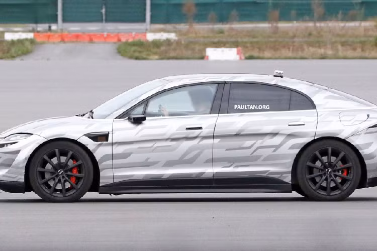 Sức mạnh này cho phép xe tăng tốc từ 0 - 100 km/h chỉ trong 4,8 giây, trước khi có thể đạt được tốc độ cực đại 240 km/h. Vision-S sử dụng hệ thống treo khí nén kết hợp tay đòn kép cho cả phía trước và phía sau. 