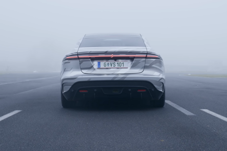 Cụ thể, Sony Vision-S chạy điện được xây dựng dựa trên nền tảng cấu trúc platform - do Magna Steyr phát triển. So với phiên bản 2020 ra mắt hồi năm ngoái với 33 cảm biến các loại (bao gồm 12 camera ghi hình, 17 mắt cảm biến siêu âm và 3 cảm biến khoảng cách lidar) đem lại khả năng hỗ trợ tự hành cấp độ 2; thì Sony Vision-S phiên bản 2021 đã được trang bị lên tới 40 cảm biến.