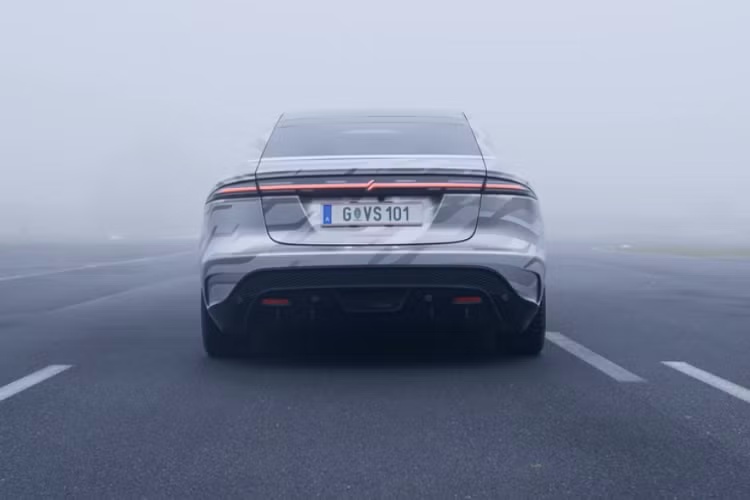 Cụ thể, Sony Vision-S chạy điện được xây dựng dựa trên nền tảng cấu trúc platform - do Magna Steyr phát triển. So với phiên bản 2020 ra mắt hồi năm ngoái với 33 cảm biến các loại (bao gồm 12 camera ghi hình, 17 mắt cảm biến siêu âm và 3 cảm biến khoảng cách lidar) đem lại khả năng hỗ trợ tự hành cấp độ 2; thì Sony Vision-S phiên bản 2021 đã được trang bị lên tới 40 cảm biến.