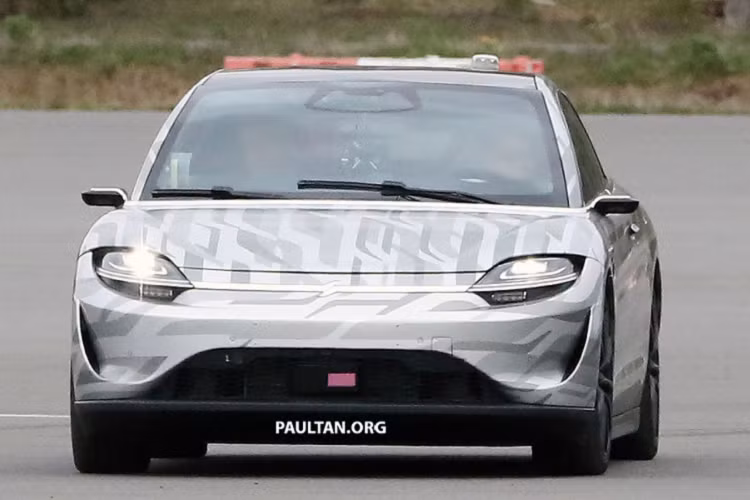 Nhìn những bức ảnh rò rỉ, dễ nhận thấy mẫu xe sedan của hãng Sony hơi hướng Grand Turismo vẫn giữ lại trọn vẹn thiết kế tối giản, tinh tế và hiện đại - tương đồng hoàn toàn với concept đã ra mắt.