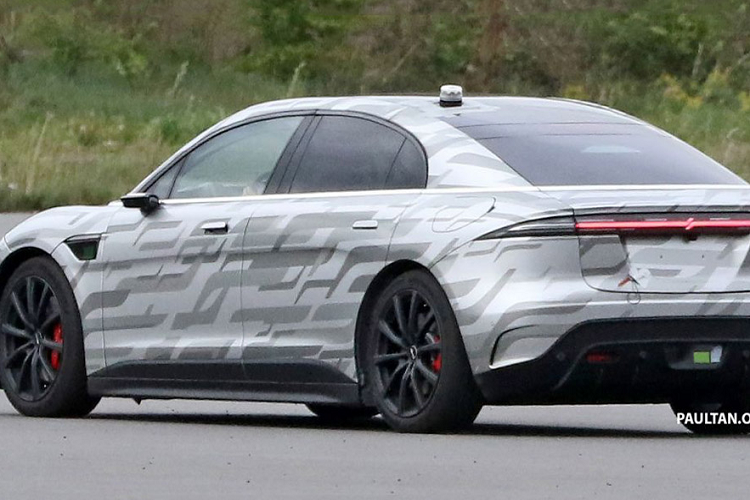 Trong đó, các kỹ sư Nhật Bản đã bổ sung cho xe các mắt cảm biến lidar, cũng như bổ sung hệ thống camera bên trong khoang nội thất, để giám sát hành vi tài xế và tăng cường khả năng thu âm cho chức năng ra lệnh giọng nói. Về cấu hình sức mạnh, Sony Vision-S vẫn được giữ nguyên cấu hình như khi ra mắt, bao gồm: 2 mô-tơ điện 200kW với thiết lập 2 cầu cho tổng công suất lên tới 536 mã lực (tương đương 400 kW).