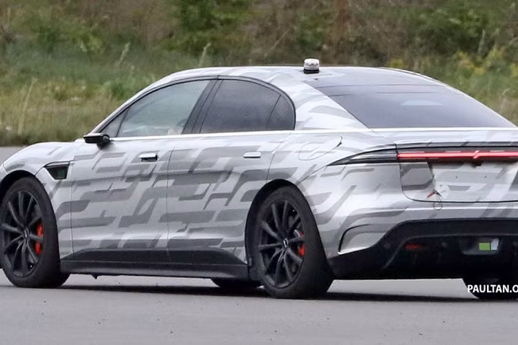 Trong đó, các kỹ sư Nhật Bản đã bổ sung cho xe các mắt cảm biến lidar, cũng như bổ sung hệ thống camera bên trong khoang nội thất, để giám sát hành vi tài xế và tăng cường khả năng thu âm cho chức năng ra lệnh giọng nói. Về cấu hình sức mạnh, Sony Vision-S vẫn được giữ nguyên cấu hình như khi ra mắt, bao gồm: 2 mô-tơ điện 200kW với thiết lập 2 cầu cho tổng công suất lên tới 536 mã lực (tương đương 400 kW).