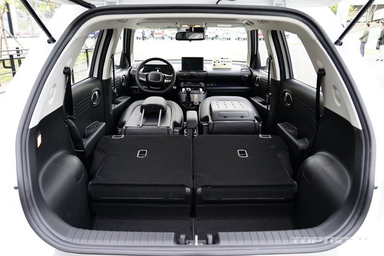 Thứ hai là động cơ tăng áp, dung tích 1.0L với công suất tối đa 99 mã lực và mô-men xoắn cực đại 172 Nm. Lượng xăng tiêu thụ trung bình của động cơ này là 12,8 km/lít (khoảng 7,8 lít/100 km). Cả hai động cơ đều kết hợp với hệ dẫn động cầu trước và hộp số tự động 4 cấp. Trong đó, động cơ tăng áp chỉ dành riêng cho phiên bản Active. Dự kiến, sau Hàn Quốc, Hyundai Casper 2022 sẽ được bày bán ở một số thị trường khác trên thế giới như Ấn Độ.