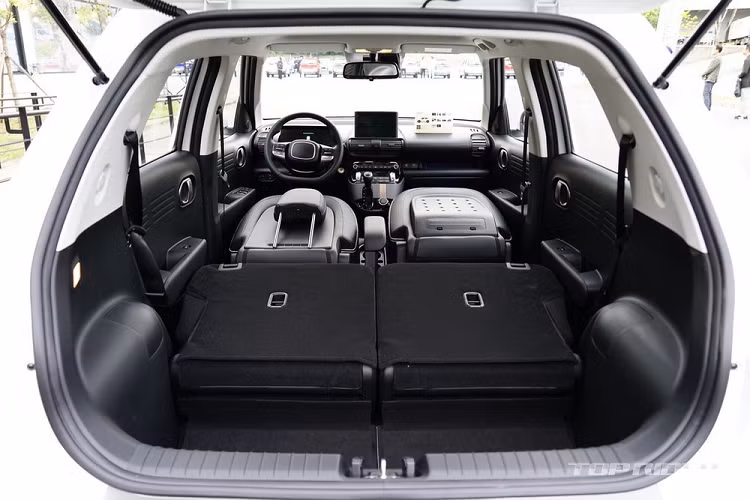 Thứ hai là động cơ tăng áp, dung tích 1.0L với công suất tối đa 99 mã lực và mô-men xoắn cực đại 172 Nm. Lượng xăng tiêu thụ trung bình của động cơ này là 12,8 km/lít (khoảng 7,8 lít/100 km). Cả hai động cơ đều kết hợp với hệ dẫn động cầu trước và hộp số tự động 4 cấp. Trong đó, động cơ tăng áp chỉ dành riêng cho phiên bản Active. Dự kiến, sau Hàn Quốc, Hyundai Casper 2022 sẽ được bày bán ở một số thị trường khác trên thế giới như Ấn Độ.