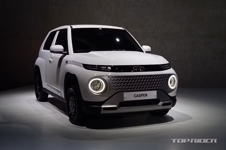 Vào hôm 29/9/2021 vừa qua, hãng Hyundai đã chính thức bán dòng SUV hạng A hoàn toàn mới Casper ra thị trường Hàn Quốc. Ở xứ sở kim chi, Hyundai Casper 2022 mới được xem là Grand i10 phiên bản SUV. Nó có giá khởi điểm từ 13,85 triệu Won (khoảng 269 triệu đồng). Trong khi đó, bản cao cấp nhất của xe có giá 18,7 triệu Won (363 triệu đồng).