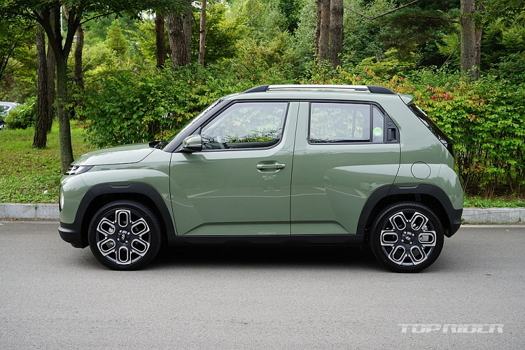 Túi khí giữa hàng ghế trước là tính năng đã lần đầu tiên xuất hiện trên Kia Sorento thế hệ mới. Trong khi đó, những mẫu SUV cỡ lớn hơn Hyundai Casper 2022 như Venue và Kona cũng chỉ có 6 túi khí. Nếu hãng Hyundai không đưa những tính năng kể trên lên Casper 2022 và bán với giá rẻ thì người tiêu dùng có thể lại chê xe trang bị nghèo nàn.