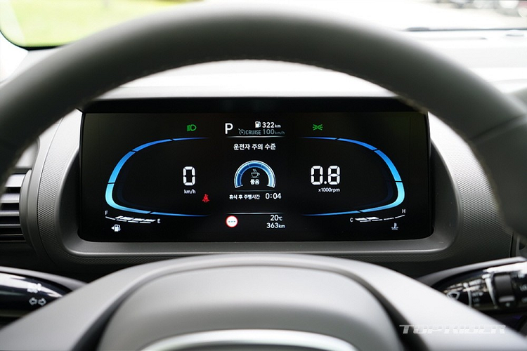 Với kích thước nhỏ, Hyundai Casper 2022 chỉ được trang bị nội thất 4 chỗ ngồi. Bù lại, ghế sau của xe có thể dịch lên phía trước hoặc phía sau trong khoảng cách 160 mm và ngả 39 độ. Khoang hành lý của xe có thể tích 301 lít nếu hàng ghế sau dịch lên phía trước. Khi 2 ghế bên phải gập xuống, người dùng có thể chở đồ dài 2.059 mm.