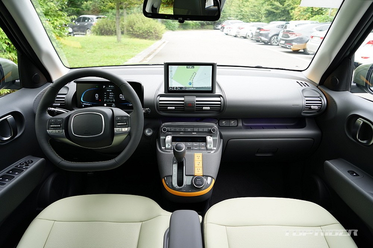 Ví dụ, Chevrolet Spark - mẫu xe được xem là đối thủ trực tiếp của Hyundai Casper 2022 ở thị trường Hàn Quốc - chỉ có hệ thống cảnh báo chệch làn đường ở bản thấp. Trong khi đó, hệ thống cảnh báo chệch làn đường và hỗ trợ tránh va chạm phía trước dành cho bản cao cấp nhất, có giá 14,48 triệu Won (289 triệu đồng). Tương tự như vậy, Kia Morning Signature được trang bị giống Hyundai Casper 2022 bản tiêu chuẩn hiện có giá 15,2 triệu Won (304 triệu đồng).