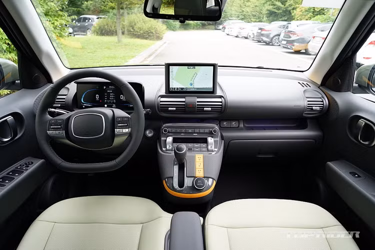 Ví dụ, Chevrolet Spark - mẫu xe được xem là đối thủ trực tiếp của Hyundai Casper 2022 ở thị trường Hàn Quốc - chỉ có hệ thống cảnh báo chệch làn đường ở bản thấp. Trong khi đó, hệ thống cảnh báo chệch làn đường và hỗ trợ tránh va chạm phía trước dành cho bản cao cấp nhất, có giá 14,48 triệu Won (289 triệu đồng). Tương tự như vậy, Kia Morning Signature được trang bị giống Hyundai Casper 2022 bản tiêu chuẩn hiện có giá 15,2 triệu Won (304 triệu đồng).