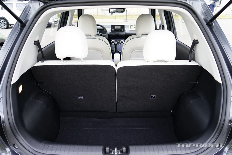 Tại thị trường Hàn Quốc, Hyundai Casper 2022 hiện có 2 tùy chọn động cơ xăng 3 xi-lanh. Đầu tiên là động cơ hút khí tự nhiên, dung tích 1.0L. tạo ra công suất tối đa 75 mã lực và mô-men xoắn cực đại 95 Nm. Lượng xăng tiêu thụ trung bình của động cơ này là 14,3 km/lít (khoảng 6,99 lít/100 km).