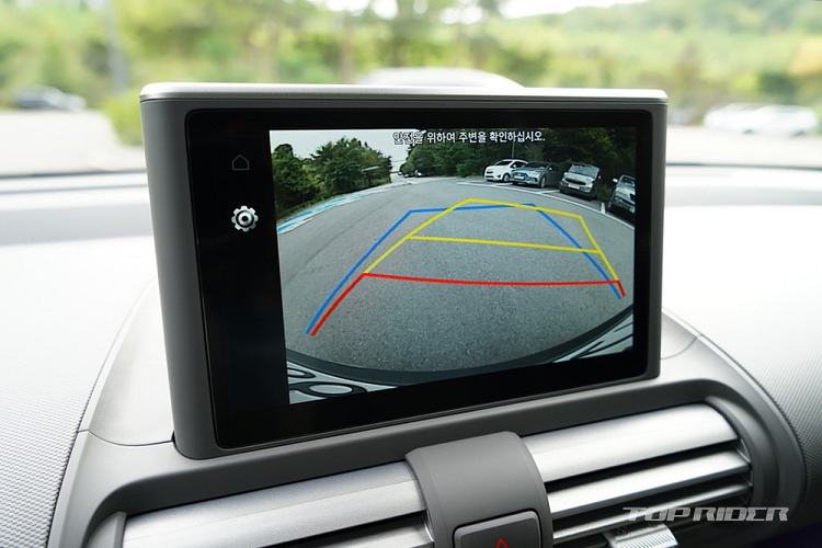 Như thông tin đã đưa, Hyundai Casper 2022 là mẫu SUV hạng A được phát triển dựa trên cơ sở gầm bệ K1 dùng chung với Hyundai Grand i10. Xe sở hữu kích thước khá nhỏ, bao gồm chiều dài 3.595 mm, chiều rộng 1.595 mm, chiều cao 1.575 mm và chiều dài cơ sở 2.400 mm.