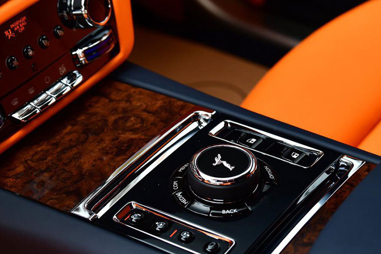 Hiện chưa rõ mức giá xe Rolls-Royce Ghost 2021 thế hệ mới do các công ty nhập khẩu tư nhân mang về nước, chỉ biết rằng, Rolls-Royce Ghost 2021 có giá chính hãng tại dải đất hình chữ S từ 29,99 tỷ đồng, mức giá này chưa bao gồm các tùy chọn của khách.