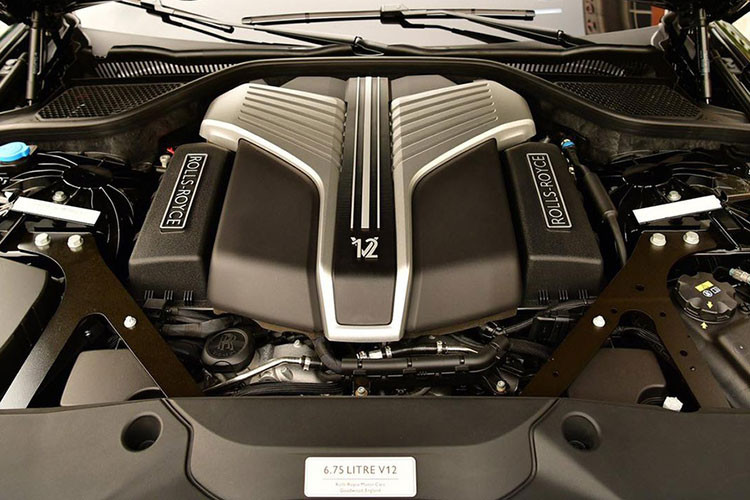 Dòng xe siêu sang Rolls-Royce Ghost thế hệ mới được trang bị khối động cơ xăng V12, tăng áp kép, dung tích 6.75 lít, sản sinh ra công suất tối đa 563 mã lực và mô-men xoắn cực đại được bơm thêm 70 Nm, lên con số 850 Nm.