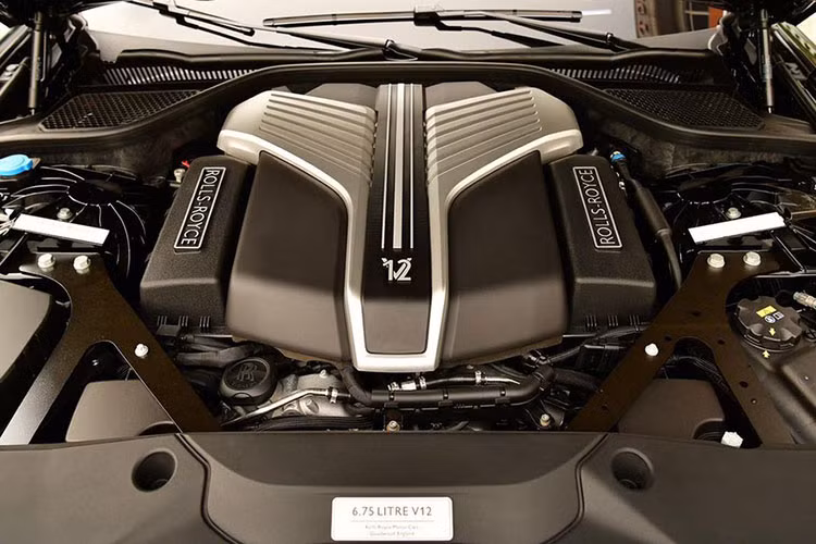 Dòng xe siêu sang Rolls-Royce Ghost thế hệ mới được trang bị khối động cơ xăng V12, tăng áp kép, dung tích 6.75 lít, sản sinh ra công suất tối đa 563 mã lực và mô-men xoắn cực đại được bơm thêm 70 Nm, lên con số 850 Nm.