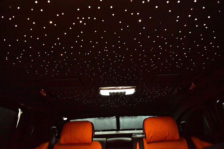 Tất nhiên là ngoài việc khoang lái chiếc xe Rolls-Royce Ghost 2021 trên đường về Việt Nam có màu cam nổi bật còn có nhiều chi tiết bọc da màu đen và tất nhiên không thể thiếu đó chính là việc xe còn có các chi tiết ốp gỗ cao cấp.