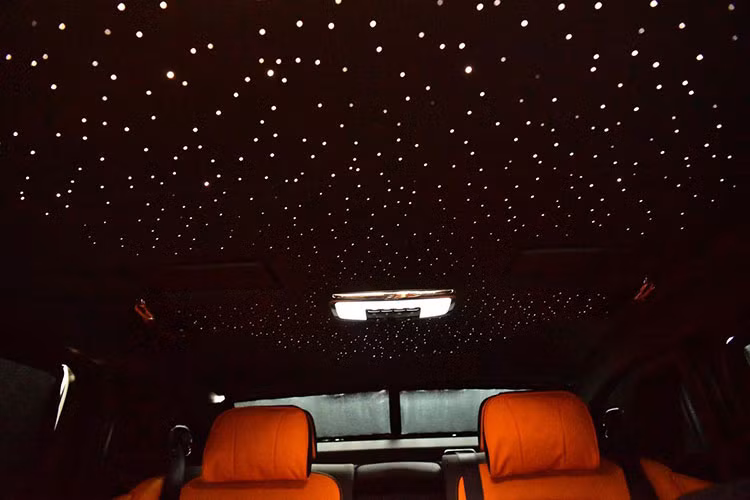 Tất nhiên là ngoài việc khoang lái chiếc xe Rolls-Royce Ghost 2021 trên đường về Việt Nam có màu cam nổi bật còn có nhiều chi tiết bọc da màu đen và tất nhiên không thể thiếu đó chính là việc xe còn có các chi tiết ốp gỗ cao cấp.