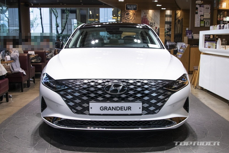 Như thông tin đã đưa, ngoài 3 bản Premium, Exclusive và Calligraphy có từ trước, mẫu xe sang Hyundai Grandeur 2021 tại thị trường Hàn Quốc có thêm bản Le Blanc đặc biệt mới. Trong tiếng Pháp, cái tên Le Blanc này có nghĩa là "màu trắng". Bản thân chiếc Grandeur Le Blanc 2021 được trưng bày tại đại lý cũng khoác bộ cánh ngoại thất màu trắng muốt.