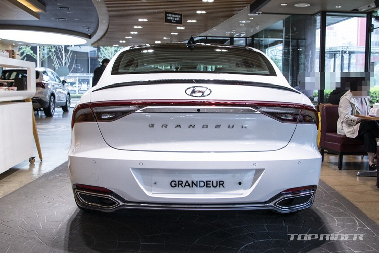 Chiếc Hyundai Grandeur Le Blanc 2021 này thuộc bản 3.3L và đi kèm gói phụ kiện LeBlanc Performance Package. Do đó, trên thân xe có một số chi tiết bằng sợi carbon nhằm tăng vẻ thể thao như ốp gương ngoại thất... Ngoài ra, Hyundai Grandeur Le Blanc 2021 còn được trang bị vành hợp kim 18 inch với thiết kế đa chấu và phối 2 màu thể thao.