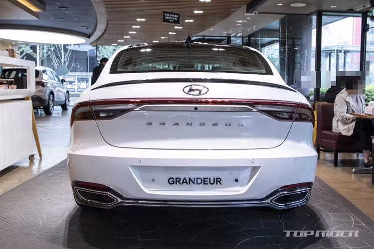 Chiếc Hyundai Grandeur Le Blanc 2021 này thuộc bản 3.3L và đi kèm gói phụ kiện LeBlanc Performance Package. Do đó, trên thân xe có một số chi tiết bằng sợi carbon nhằm tăng vẻ thể thao như ốp gương ngoại thất... Ngoài ra, Hyundai Grandeur Le Blanc 2021 còn được trang bị vành hợp kim 18 inch với thiết kế đa chấu và phối 2 màu thể thao.