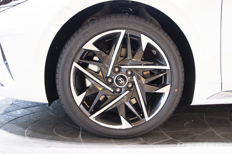 Mở nắp ca-pô của Hyundai Grandeur Le Blanc 2021, khách hàng Hàn Quốc sẽ thấy 1 trong 2 loại động cơ. Đầu tiên là động cơ xăng V6, dung tích 3.3L với công suất tối đa 294 mã lực và mô-men xoắn cực đại 343 Nm.