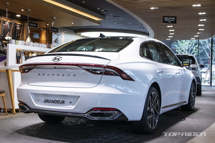 So với bản cao cấp của Hyundai Grandeur 2021, bản Le Blanc vẫn thiếu một số trang bị tiện nghi như nội thất bọc da lộn, ghế và vô lăng bọc da Nappa, hệ thống âm thanh JBL 12 loa, bệ tì tay ở hàng ghế sau, màn hình hiển thị thông tin kính lái, cửa sổ trời toàn cảnh Panorama hay camera hành trình.