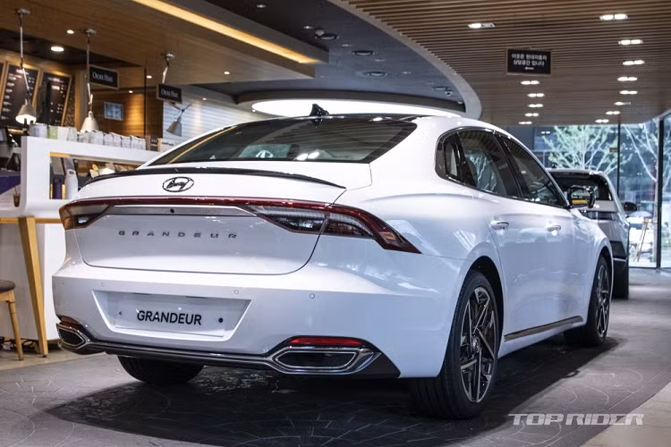 So với bản cao cấp của Hyundai Grandeur 2021, bản Le Blanc vẫn thiếu một số trang bị tiện nghi như nội thất bọc da lộn, ghế và vô lăng bọc da Nappa, hệ thống âm thanh JBL 12 loa, bệ tì tay ở hàng ghế sau, màn hình hiển thị thông tin kính lái, cửa sổ trời toàn cảnh Panorama hay camera hành trình.