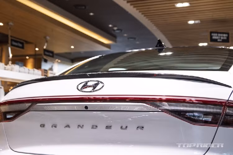 Tại thị trường Hàn Quốc, giá xe Hyundai Grandeur Le Blanc 2021 hiện đang được bán với mức khởi điểm từ 35,34 triệu Won (khoảng 649 triệu đồng). Đối thủ cạnh tranh của xe sẽ là Kia K8 thế hệ mới hoặc Toyota Avalon.