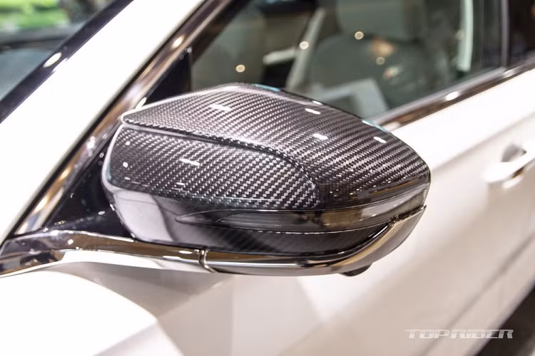 Thêm vào đó là bảng đồng hồ kỹ thuật số với màn hình 12,3 inch, hệ thống đèn viền nội thất Ambient Light 64 màu, màn hình cảm ứng chỉnh điều hòa, ghế trước thông gió và camera 360 độ.