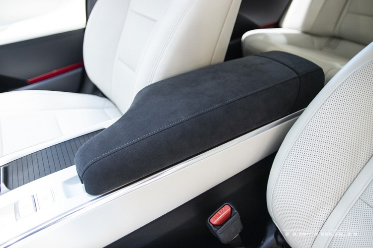 Về an toàn, Hyundai Grandeur Le Blanc 2021 có gói công nghệ Hyundai Smart Sense I, bao gồm hệ thống hỗ trợ tránh va chạm phía trước với tính năng phát hiện người đạp xe và ô tô ở giao lộ, hệ thống hỗ trợ lái xe trên cao tốc, hệ thống kiểm soát hành trình thông minh cũng như hệ thống cảnh báo tránh va chạm tiêu chuẩn.