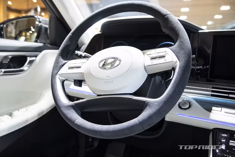 Thứ hai là hệ truyền động hybrid với máy xăng 2.4L, mô-tơ điện 38 Kw, tạo ra công suất tối đa 200 mã lực. Dùng cụm pin lithium-ion, hệ truyền động hybrid này chỉ tiêu thụ lượng xăng trung bình 16,2 km/lít (khoảng 6,2 lít/100 km).