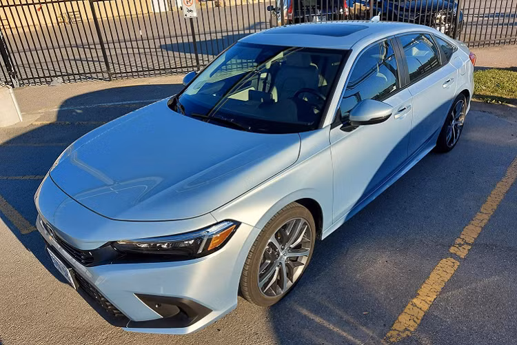 Honda Civic 2022 thế hệ thứ 11 mang thiết kế pha trộn giữa phong cách hiện đại và cổ điển, cải tiến toàn diện từ trong ra ngoài với nội thất đơn giản hơn. Giờ đây, Civic 2022 với thiết kế chững chạc hơn còn phù hợp với khách hàng độ tuổi trung niên.