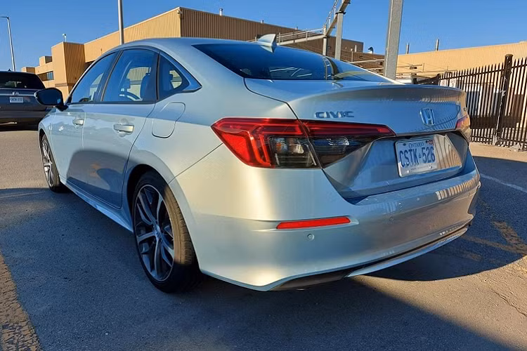 Trong khi bản máy xăng 1.5L tăng áp cho công suất 180 mã lực và mô-men xoắn cực đại 240Nm. Xe sử dụng kết hợp với hộp số tự động biến thiên vô cấp (CVT) có lẫy chuyển số (Paddle Shifter).