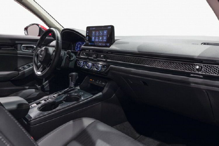 Nội thất Honda Civic 2022 nổi bật với bảng điều khiển trung tâm thiết kế đa tầng với điểm nhấn trang trí kiểu lưới tổ ong mới bản cao cấp, bảng điều khiển thiết kế phẳng tăng cường tầm quan sát. Nội thất tập trung vào người lái hơn trước. Xe được trang bị đồng hồ hỗ trợ lái với màn hình LCD, trang bị cảm ứng màu 7 inch tiêu chuẩn mới tích hợp Apple CarPlay và Android Auto.