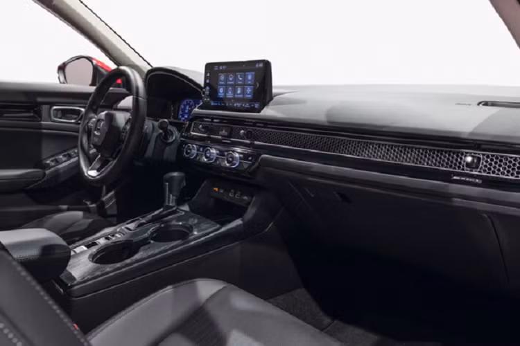 Nội thất Honda Civic 2022 nổi bật với bảng điều khiển trung tâm thiết kế đa tầng với điểm nhấn trang trí kiểu lưới tổ ong mới bản cao cấp, bảng điều khiển thiết kế phẳng tăng cường tầm quan sát. Nội thất tập trung vào người lái hơn trước. Xe được trang bị đồng hồ hỗ trợ lái với màn hình LCD, trang bị cảm ứng màu 7 inch tiêu chuẩn mới tích hợp Apple CarPlay và Android Auto.